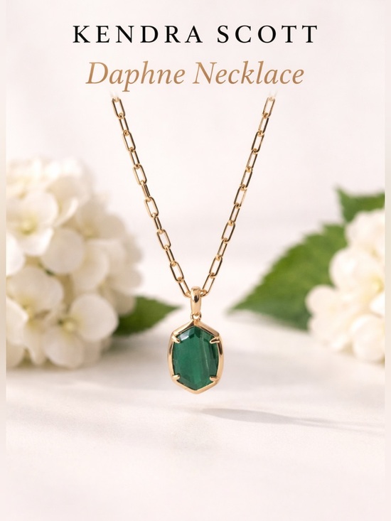 Kendra Scott Jewelry - NWT Kendra Scott Daphne Pendant Necklace in Gold & Green Malachite